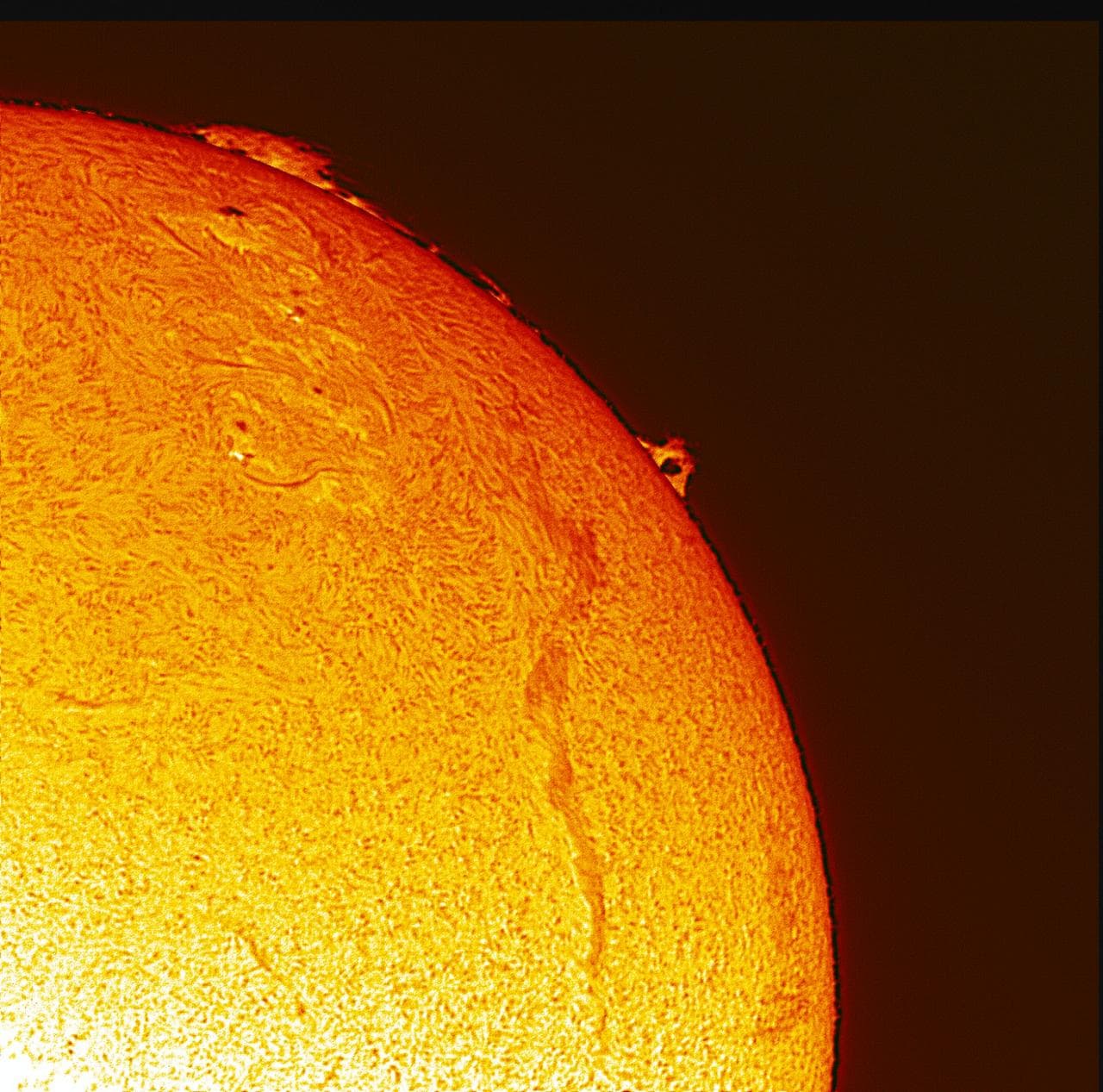 Superfície do Sol fotografada com o telescópio solar da Urânia