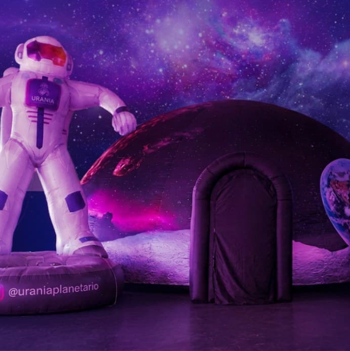 Astronauta inflável ao lado do planetário móvel da Urânia